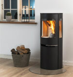 Kombinerad pellets- och braskamin i hemmamiljö