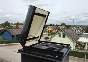 Svart plåtinklädd skorsten med öppnad skorstenshuv