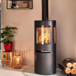 Kombinerad pellets- och braskamin i hemmamiljö