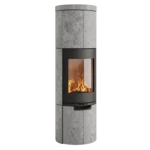 Tänd kamin i täljsten med svart lucka mot vit bakgrund